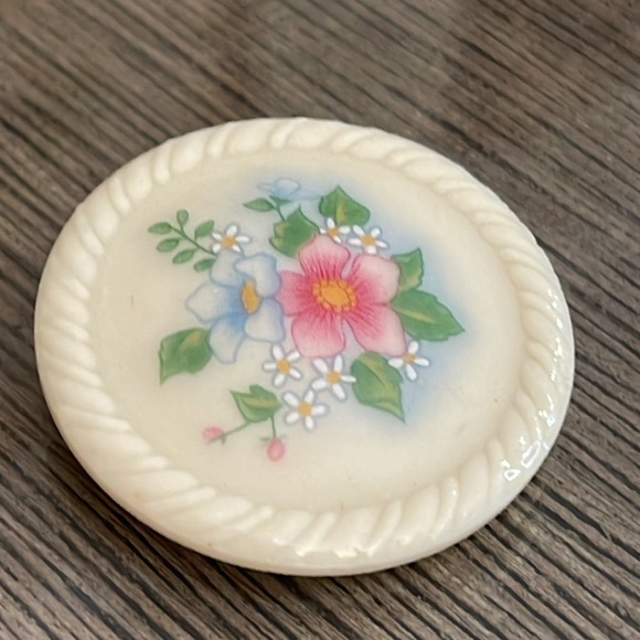 Vintage Avon 1984 Spring Bouquet Flower Pin Brooch - Picture 2 of 14
